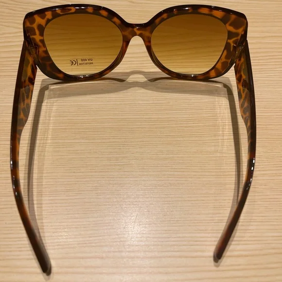 NWOT Chic Tortoiseshell Sunglasses - Picture 4 of 6